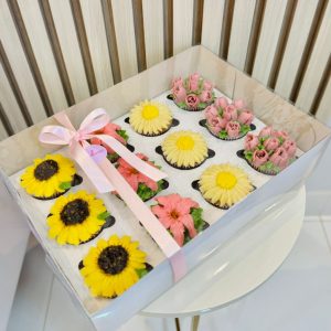 Caixa com 12 cupcakes (recheados e decorados)