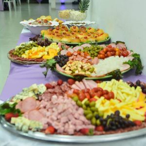 Buffet de Comida Caseira com Mesa de Frios
