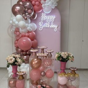 Decoração Rosa com Balões e Mesas de Acrílico