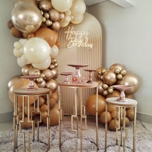 Decoração Dourada com Balões e Mesas Metálicas