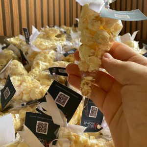 Cone pequeno Pipoca CARAMELIZADA com leite ninho