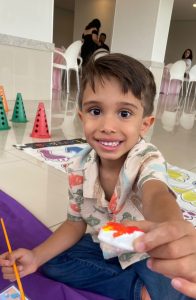 Oficina de slime com várias cores disponíveis.
